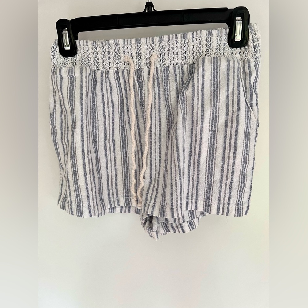 FOREVER 21 BLUE STRIPED SHORTS